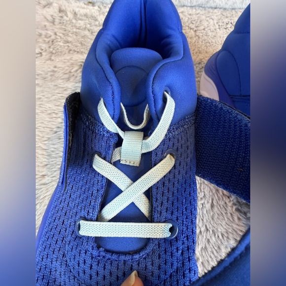 All in Motion Smooth Outsole Sneakers- Size 4 - Picture 7 of 10